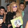 Lady Gaga, assaillie par les fans à l'entrée de l'immeuble où elle réside. New York, le 21 août 2013.