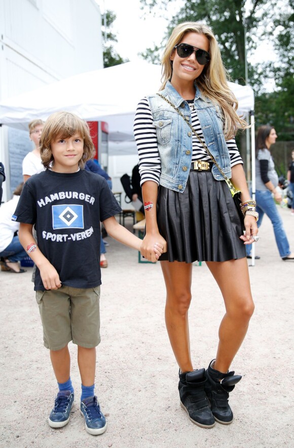 Sylvie van der Vaart avec son fils Damian, eu avec le footballeur Rafael van der Vaart, le 11 août 2013 à Hambourg.