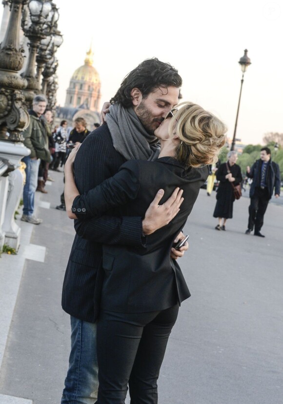 Sylvie van der Vaart à Paris le 23 avril 2013 pour un shooting. Son boyfriend d'alors, le Français Guillaume Zarka, lui a rendu une petite visite amoureuse.