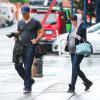 Jennifer Love Hewitt enceinte et son fiancé Brian Hallisay quittent leur hôtel sous la pluie, à New York, le 22 août 2013.
