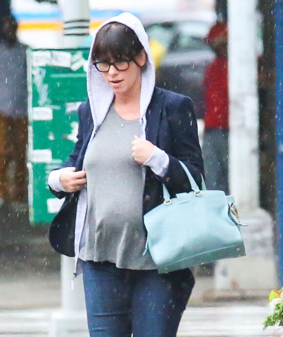 L'actrice Jennifer Love Hewitt quitte son hôtel sous la pluie, à New York, le 22 août 2013.