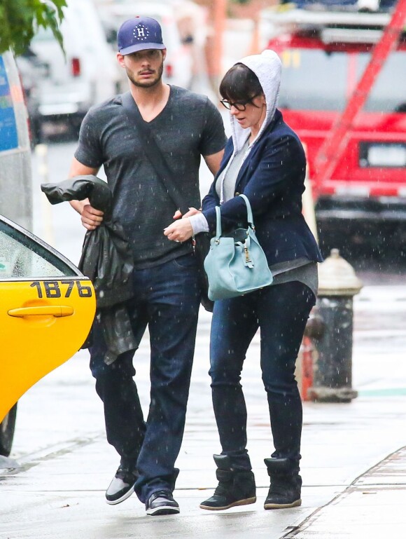 La jolie Jennifer Love Hewitt enceinte et son fiancé Brian Hallisay quittent leur hôtel sous la pluie, à New York, le 22 août 2013.