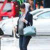 Jennifer Love Hewitt enceinte et son fiancé Brian Hallisay quittent leur hôtel sous la pluie, à New York, le 22 août 2013.