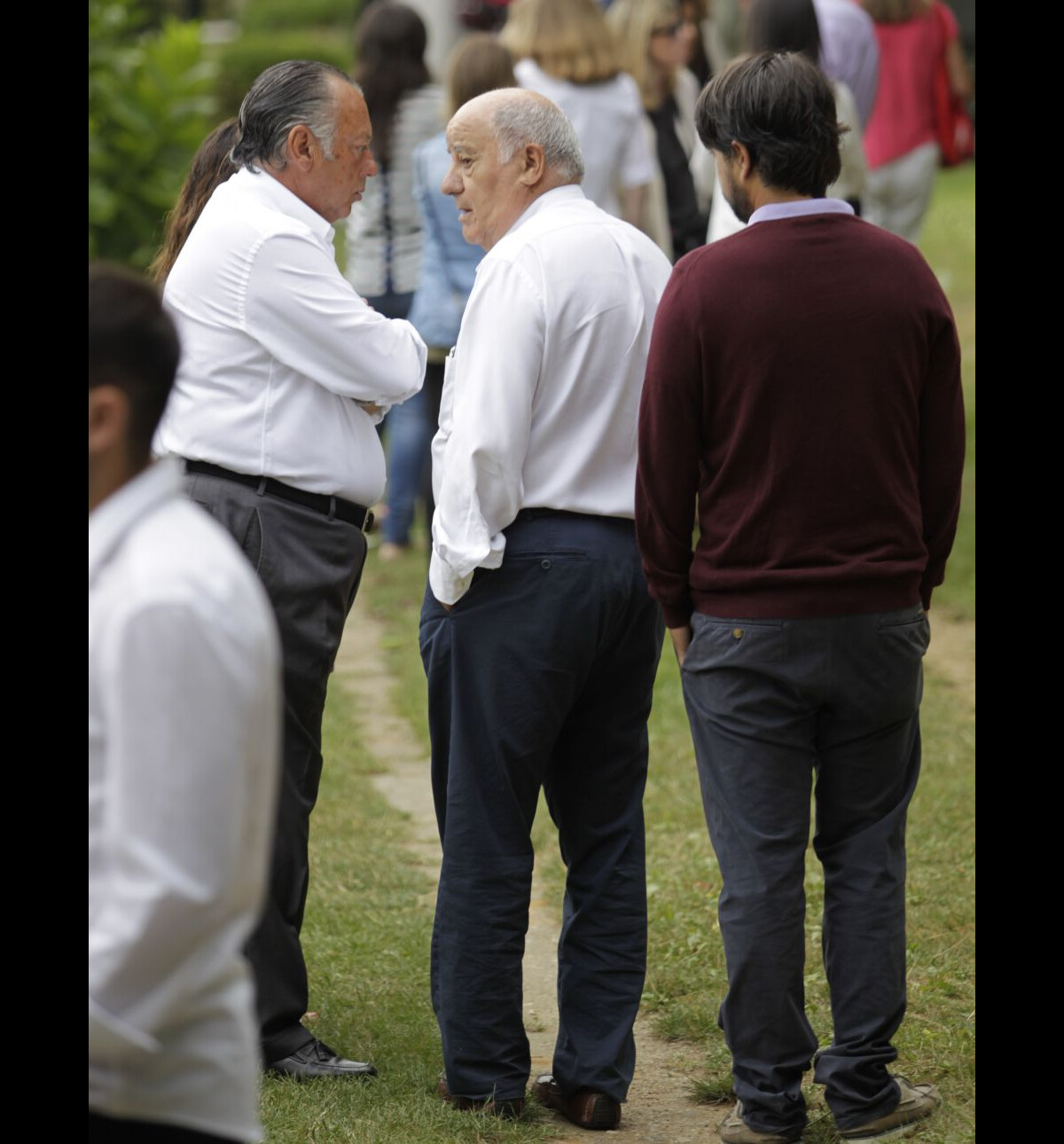 Vidéo Amancio Ortega le 17 août 2013 aux funérailles de Rosalia Mera, cofondatrice de l'empire