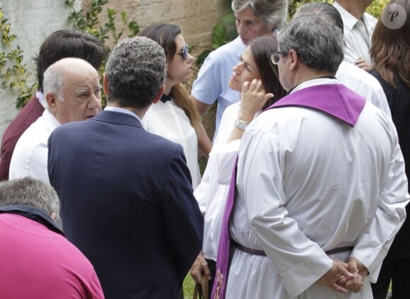 Amancio Ortega s'est rendu le 17 août 2013 aux funérailles de Rosalia Mera, cofondatrice de l'empire Inditex (Zara, Bershka, Massimo Dutti) décédée le 15 août 2013, célébrées à la paroisse Santa Eulalia de Liáns d'Oleiros, commune de la région de La Corogne.