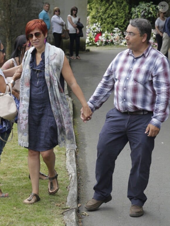 Sandra Ortega Mera avec son mari Pablo le 17 août 2013 aux funérailles de Rosalia Mera, cofondatrice de l'empire Inditex (Zara, Bershka, Massimo Dutti) décédée le 15 août 2013, célébrées à la paroisse Santa Eulalia de Liáns d'Oleiros, commune de la région de La Corogne.