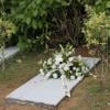 Fleurs destinées à la sépulture, le 17 août 2013 aux funérailles de Rosalia Mera, cofondatrice de l'empire Inditex (Zara, Bershka, Massimo Dutti) décédée le 15 août 2013, célébrées à la paroisse Santa Eulalia de Liáns d'Oleiros, commune de la région de La Corogne.