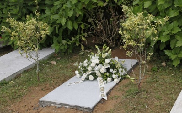 Fleurs destinées à la sépulture, le 17 août 2013 aux funérailles de Rosalia Mera, cofondatrice de l'empire Inditex (Zara, Bershka, Massimo Dutti) décédée le 15 août 2013, célébrées à la paroisse Santa Eulalia de Liáns d'Oleiros, commune de la région de La Corogne.