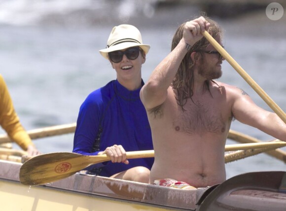 Exclusif - Charlize Theron en balade en kayak lors de ses vacances à Hawaï, le 13 août 2013.