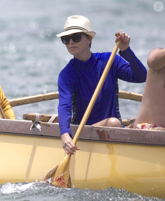 Exclusif - Charlize Theron en pleine balade lors de ses vacances à Hawaï, le 13 août 2013.
