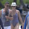 Exclusif - Charlize Theron et ses amis en vacances à Hawaï, le 13 août 2013.