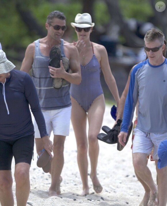 Exclusif - Charlize Theron et ses amis en vacances à Hawaï, le 13 août 2013.