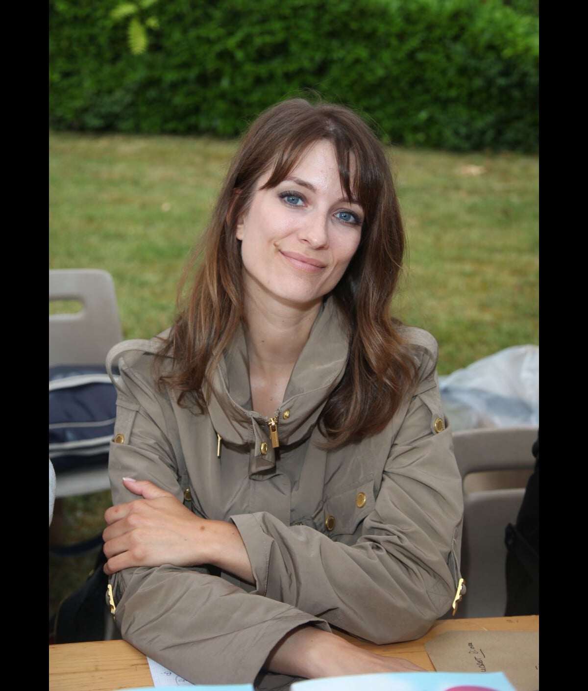 photo-diane-ducret-en-d-dicaces-lors-de-la-18e-for-t-des-livres
