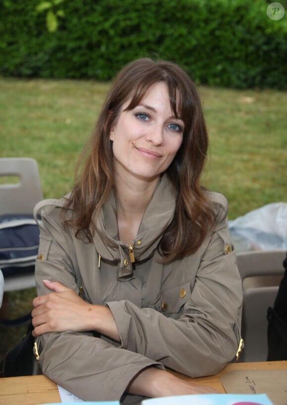 Diane Ducret en dédicaces lors de la 18e Forêt des livres, à Chanceaux-Près-Loches, le 25 août 2013.