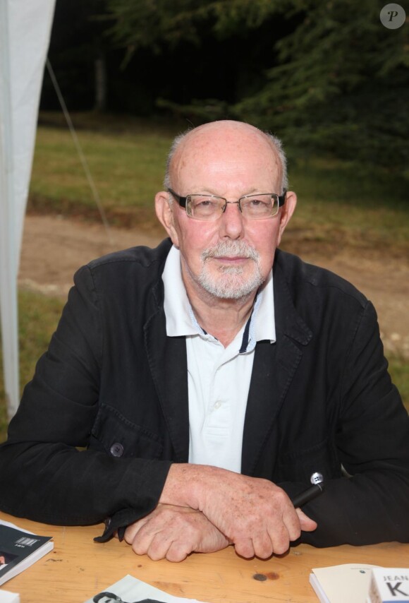 Jean-Francois Kahn en dédicaces lors de la 18e Forêt des livres, à Chanceaux-Près-Loches, le 25 août 2013.