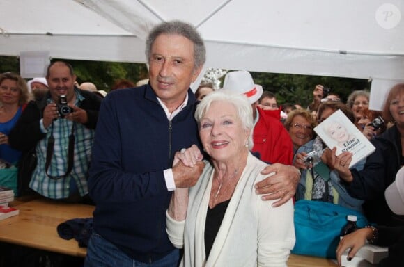 Michel Drucker et Line Renaud en dédicaces lors de la 18e Forêt des livres, à Chanceaux-Près-Loches, le 25 août 2013.