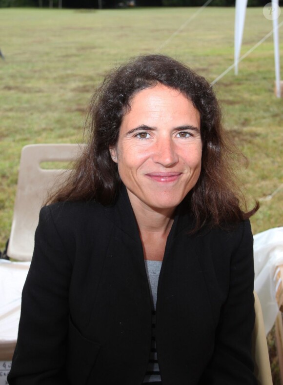 Mazarine Pingeot en dédicaces lors de la 18e Forêt des livres, à Chanceaux-Près-Loches, le 25 août 2013.