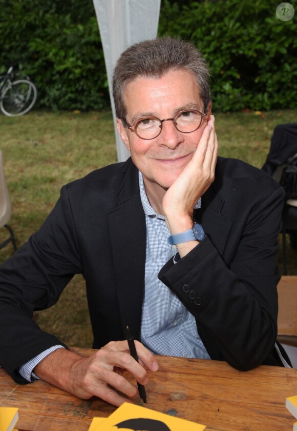 Antoine Compagnon en dédicaces lors de la 18e Forêt des livres, à Chanceaux-Près-Loches, le 25 août 2013.