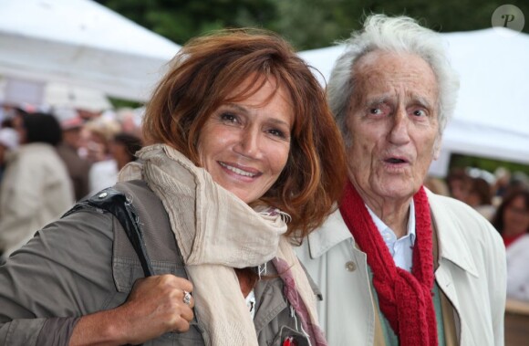Clémentine Célarié et son papa André Célarié en dédicaces lors de la 18e Forêt des livres, à Chanceaux-Près-Loches, le 25 août 2013.