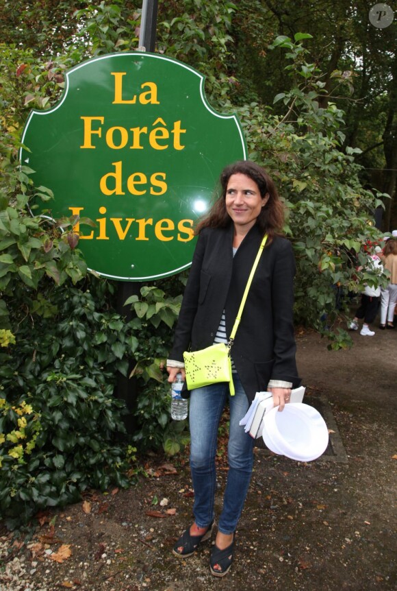 Mazarine Pingeot en dédicaces lors de la 18e Forêt des livres, à Chanceaux-Près-Loches, le 25 août 2013.