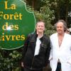 Gonzague Saint-Bris et Francis Huster en dédicaces lors de la 18e Forêt des livres, à Chanceaux-Près-Loches, le 25 août 2013.