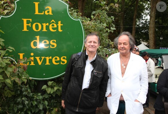 Gonzague Saint-Bris et Francis Huster en dédicaces lors de la 18e Forêt des livres, à Chanceaux-Près-Loches, le 25 août 2013.