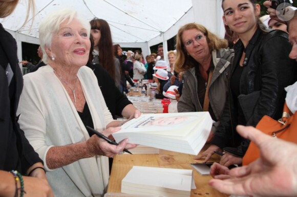 Line Renaud en dédicaces lors de la 18e Forêt des livres, à Chanceaux-Près-Loches, le 25 août 2013.