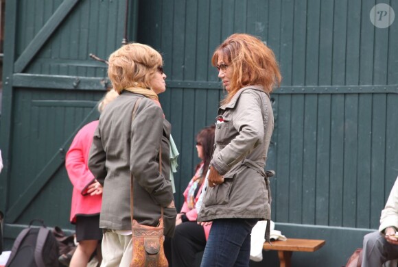 Nadine Trintignant et Clémentine Célarié en dédicaces lors de la 18e Forêt des livres, à Chanceaux-Près-Loches, le 25 août 2013.
