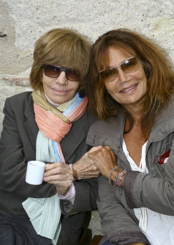 Nadine Trintignant et Clémentine Célarié en dédicaces lors de la 18e Forêt des livres, à Chanceaux-Près-Loches, le 25 août 2013.