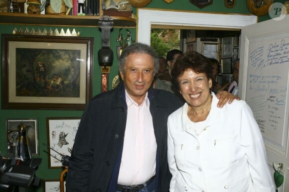 Michel Drucker et Roselyne Bachelot en dédicaces lors de la 18e Forêt des livres, à Chanceaux-Près-Loches, le 25 août 2013.