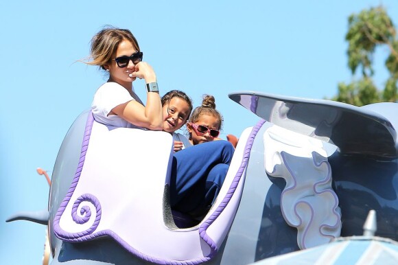 Jennifer Lopez et ses enfants Max et Emme s'amusent à Disneyland à Anaheim, Los Angeles, le 25 août 2013.