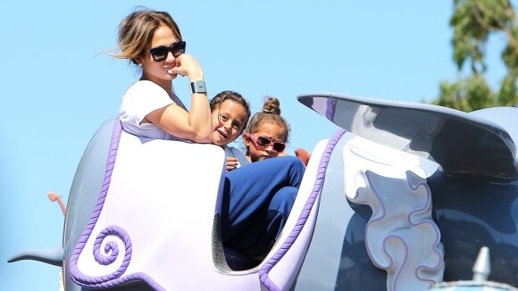 Jennifer Lopez : Maman mal à l'aise avec ses jumeaux qui s'éclatent à Disneyland