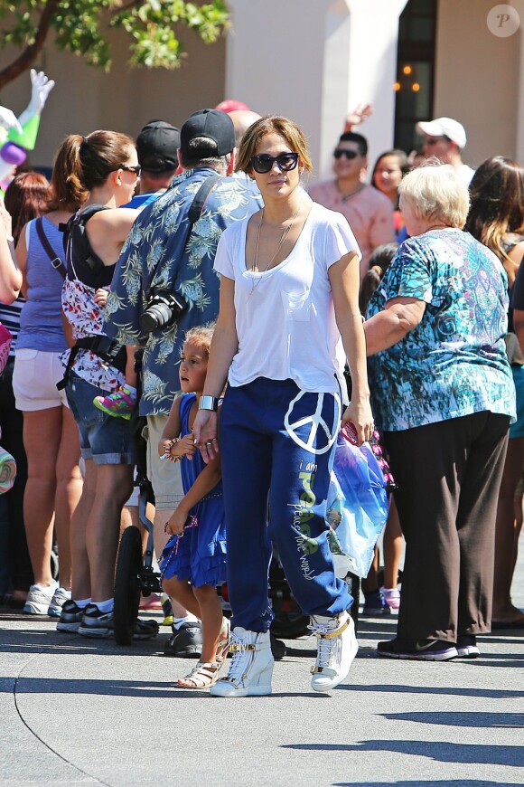 Jennifer Lopez et ses jumeaux Max et Emme s'amusent à Disneyland à Anaheim, Los Angeles, le 25 août 2013.