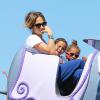 Jennifer Lopez et ses deux enfants Max et Emme s'amusent à Disneyland à Anaheim, Los Angeles, le 25 août 2013.