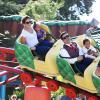 La chanteuse Jennifer Lopez et ses enfants Max et Emme s'amusent à Disneyland à Anaheim, Los Angeles, le 25 août 2013.