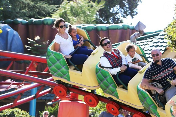 La chanteuse Jennifer Lopez et ses enfants Max et Emme s'amusent à Disneyland à Anaheim, Los Angeles, le 25 août 2013.