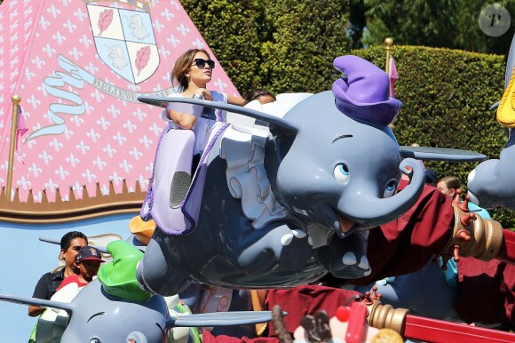 Jennifer Lopez et ses deux  enfants Max et Emme s'amusent à Disneyland à Anaheim, Los Angeles, le 25 août 2013.