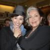 Rachida Brakni pose avec Françoise Fabian lors de sa remise de la Légion d'Honneur, au Théâtre Edouard Vll, à Paris, le 3 juin 2013.