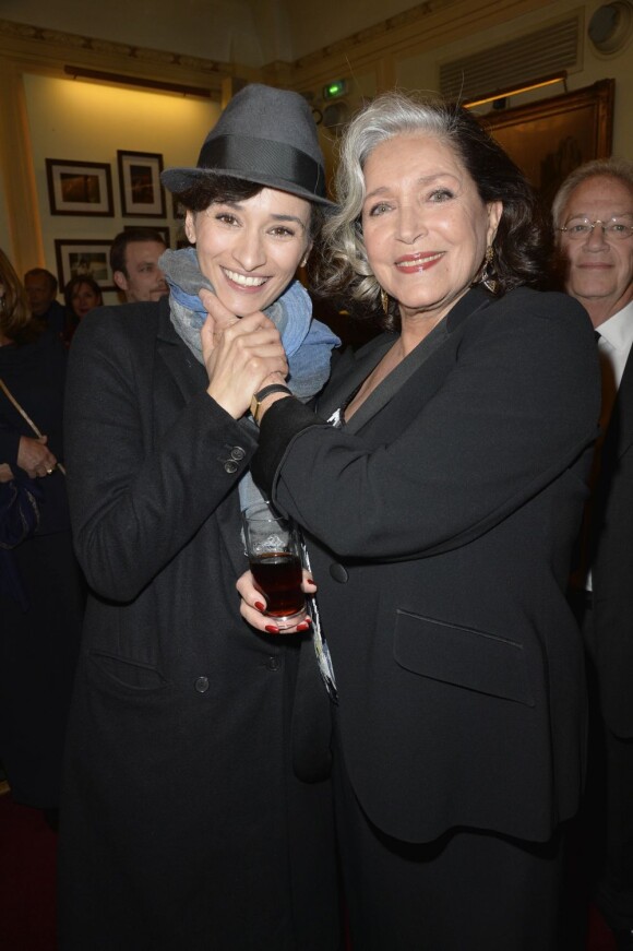 Rachida Brakni pose avec Françoise Fabian lors de sa remise de la Légion d'Honneur, au Théâtre Edouard Vll, à Paris, le 3 juin 2013.