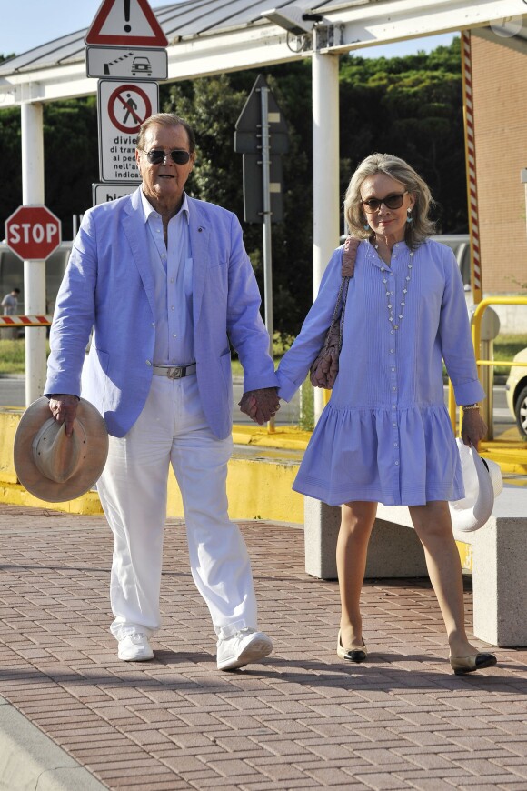 Roger Moore et sa femme Kristina Tholstrup arrivent tranquillement à quelques heures du 70e festival du film de Venise, le 26 août 2013.