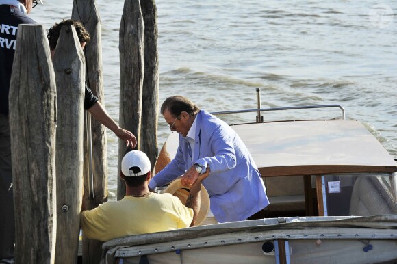 Roger Moore arrive en bateau à Venise, le 26 août 2013.