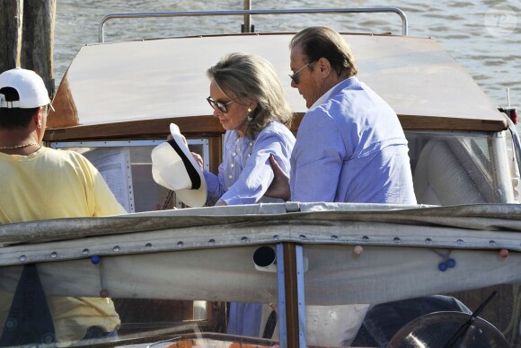 Roger Moore et sa femme Kristina Tholstrup arrivent en bateau à Venise, le 26 août 2013.