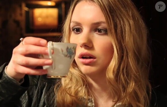 Hannah Murray (vue dans les séries Skins our Games of Thrones) s'est prêtée au jeu du clip pour le remix de Your Cover's Blown, de Belle and Sebastian.