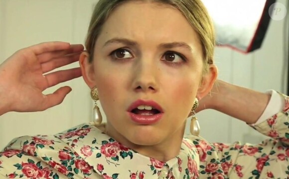Hannah Murray (vue dans les séries Skins our Games of Thrones) s'est prêtée au jeu du clip pour le remix de Your Cover's Blown, de Belle and Sebastian.