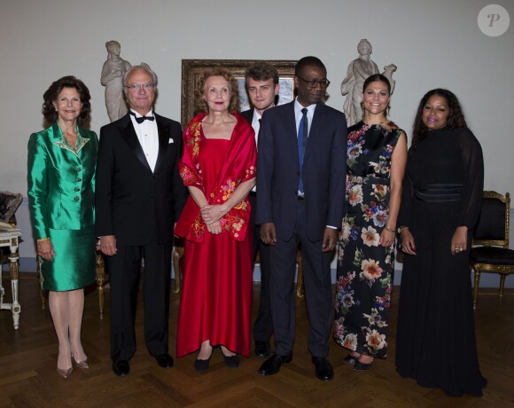 La reine Silvia, le roi Carl XVI Gustaf de Suède et la princesse Victoria de Suède avec les lauréats du Polar Music Prize 2013, Youssou N'Dour et Kaija Saariaho, le 27 août 2013 à Stockholm