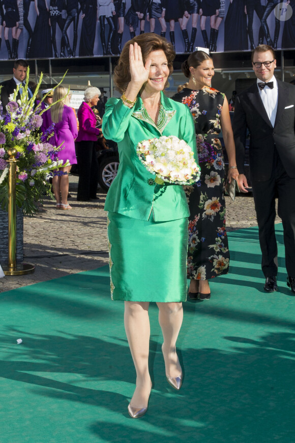 La reine Silvia de Suède n'est pas passée inaperçue dans son tailleur menthe, à son arrivée avec le roi Carl XVI Gustaf pour la cérémonie de remise du Polar Music Prize 2013 à Youssou N'Dour et Kaija Saariaho, le 27 août 2013 à Stockholm