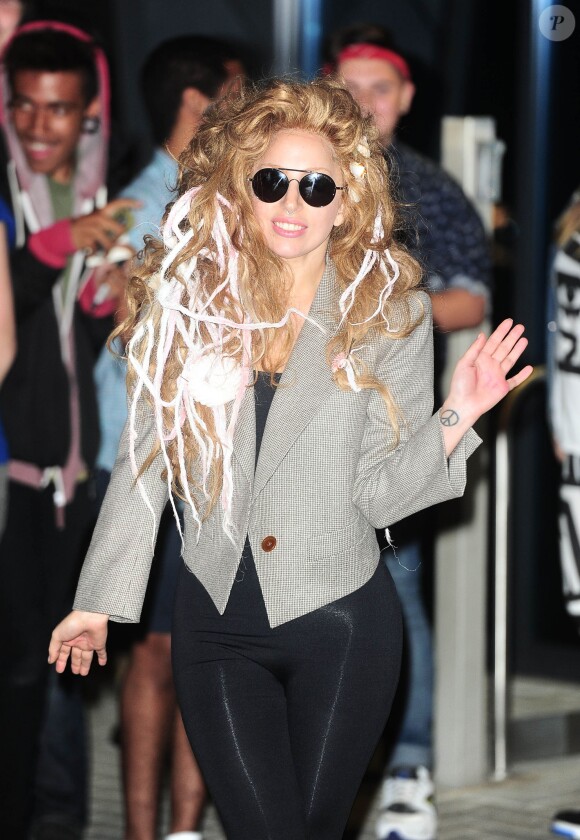 Lady Gaga, habillée d'une veste Vivienne Westwood, d'un body noir et de bottines en cristal signées Kerin Rose Weinberg, quitte les studios LH2 après y avoir répété pour son concert à l'iTunes Festival. Londres, le 28 août 2013.