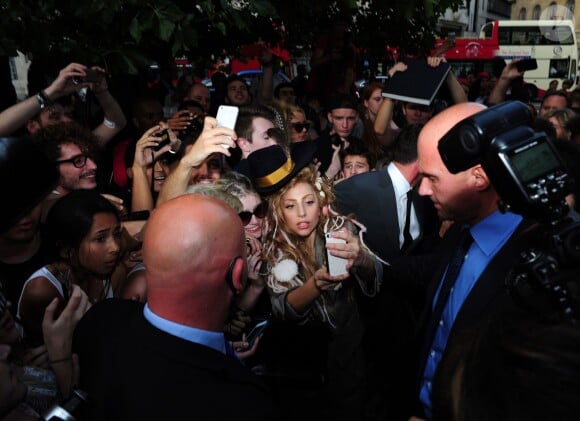 Lady Gaga, assaillie par les fans et photographes à sa sortie de l'hôtel Langham. Londres, le 28 août 2013.