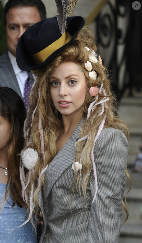 Lady Gaga, très en beauté à sa sortie de l'hôtel Langham à Londres. Le 28 août 2013.