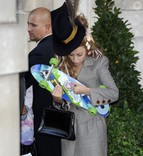 Lady Gaga signe un skatebord à l'entrée de l'hôtel Langham. Londres, le 28 août 2013.